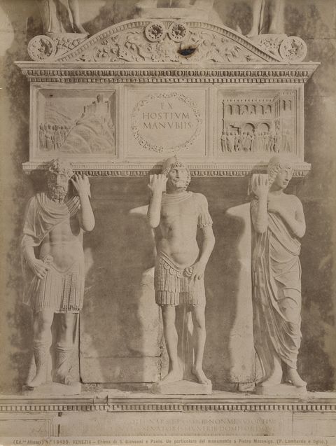 Alinari, Fratelli — Venezia - Chiesa dei SS. Giovanni e Paolo. Un particolare del monumento al Doge Pietro Mocenigo. (P. Lombardo e figlio.) — particolare